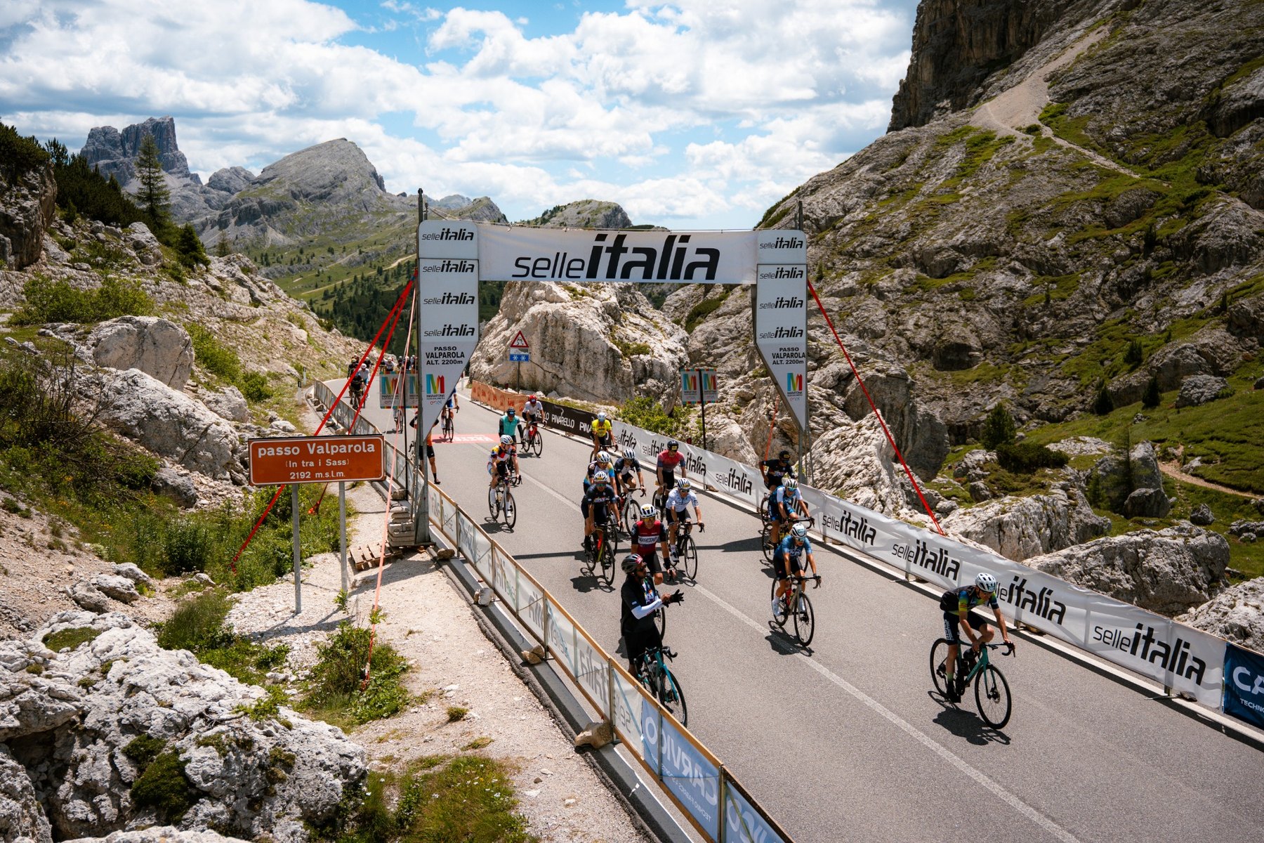 Deelnemers aan de Maratona dles Dolomites op de Passo Valparola