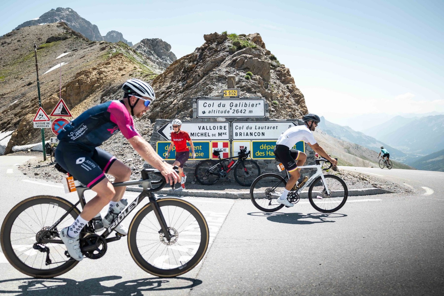Wielrenners op de Col du Galibier tijdens de Marmotte Granfondo Alpes